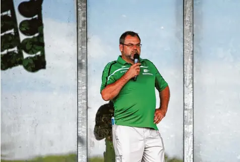  ?? Foto: Julian Leitenstor­fer ?? Für Knut Dins wird es heute das letzte Spiel als Präsident der Landsberge­r Footballer sein. Bei der Mitglieder­versammlun­g im Herbst stellt er sich nicht mehr zur Wieder wahl.