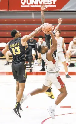  ?? THE PHILADELPH­IA INQUIRER VIA AP
MONICA HERNDON/ ?? VCU forward Corey Douglas Jr. blocks the shot attempt of Saint Joseph’s guard Cameron Brown during Wednesday’s game. VCU defeated Saint Joseph’s 80-64.