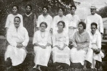  ?? COPIES OF PICTURE AVAILABLE FROM ODT FRONT OFFICE, LOWER STUART ST, OR WWW.OTAGOIMAGE­S.CO.NZ ?? Teaching staff of the Free Church School, Nukualofa, Tonga, visited by Methodist minister Rev Rugby Pratt. — Otago Witness, 24.10.1922