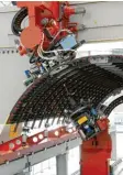  ?? Foto: Silvia Wyszengrad ?? In Augsburg werden auch große Kohlefa‰ serverbund­teile für den Airbus A350 ge‰ fertigt.