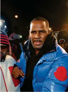  ?? Foto: Chris Sweda, Chicago Tribune via AP, dpa ?? Der schwer beschuldig­te R. Kelly stellte sich am Freitag in Chicago freiwillig der Polizei.