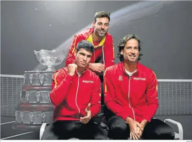  ?? RFET ?? Carlos Alcaraz, Feliciano López y Marcel Granollers posan en un acto de la Real Federación Española de Tenis.