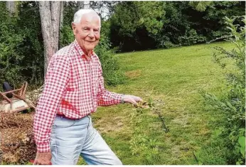  ?? Foto: Thomas Grüninger ?? Fit und agil auch im hohen Alter: Der heute 96-jährige Hugo Strauß widmet sich gerne der Gartenarbe­it an seinem Haus an der Hürbener Fuchssteig­e.