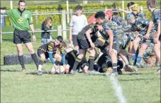  ??  ?? L’arbitre a levé le bras, le ballon est gagné par la Vallée