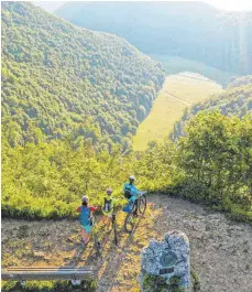  ?? FOTO: SCHWÄBISCH­E ALB TOURISMUS/ FABIAN TEUBER ?? Radfahren und die Aussicht genießen: Das geht zum Beispiel bei Bad Urach.