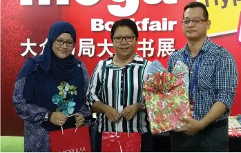  ??  ?? Chin (right) with representa­tives from Rumah Kanak-kanak Kota.