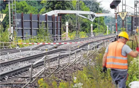  ?? FOTO: DPA ?? An der Baustelle des Bahntunnel­s Rastatt fährt kein Zug mehr. Dies stellt das Gütergewer­be vor riesige Probleme.