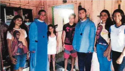  ?? Fotos: Adveniat ?? Ein Foto einer Begegnung von Seminarist­en mit benachteil­igten Familien in Brasilien.