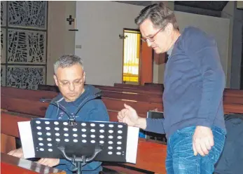  ?? FOTO: MARTIN BAUCH ?? Werner Müller (links) und Jürgen Schnele sind die beiden Komponiste­n für die Musik der Dirgenheim­er Passionssp­iele.