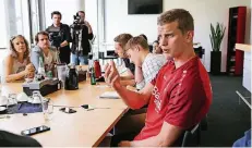  ?? FOTO: KSMEDIA ?? Erster Medienterm­in im neuen Dress: Sven Bender spielt nun für den Bundesligi­sten Bayer Leverkusen.