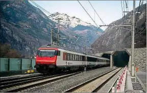  ??  ?? Le GBT qui traverse le mont Saint-Gothard sur 57 km a ouvert dimanche.