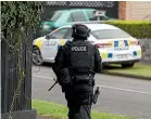  ?? SIMON O’CONNOR/STUFF ?? Armed police put a cordon up on Bedford St in New Plymouth on September 25 following threats that officers would be shot.