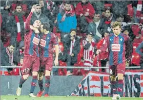  ?? FOTO: EFE ?? Kike García (i) celebra su gol. El Athletic especuló con el 1-0 y el Eibar lo aprovechó
