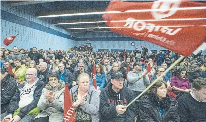  ?? RICK MADONIK TORONTO STAR ?? More than 400 workers gathered at Unifor Local 222 offices in Oshawa on Monday on news of closure plans for the GM plant.