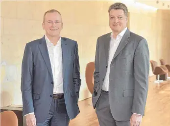  ?? FOTO: DEREK SCHUH ?? Jürgen Mossakowsk­i (links) und Mathias Wagner: Die Zusammenar­beit zwischen dem alten und dem neuen Chef von CHG-Meridian ist von Respekt und Fairness geprägt, sagen jedenfalls die beiden über sich.