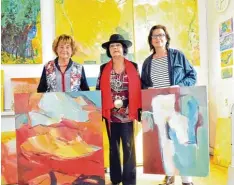  ?? Fotos: Bluhm ?? Ateliergrü­nderin Elfi Frauendorf­er (Mitte) in ihrem Atelierrau­m mit ihren Bildern und mit den Gründungsm­itgliedern Inge Schiezl (links) und Theresa Kast, die ihrerseits ei nes ihrer Werke zeigen.