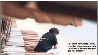  ??  ?? Le T-shirt noir porte la douleur des profession­nels du tourisme : « Sauvons nos plages, nos emplois ».