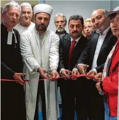  ?? Foto: Günan ?? Zwei Vertreter der Landsberge­r Geistlichk­eit, Detlev Möller (evangelisc­he Kirche) und Imam Ünal Daglar, sowie (von links) Mehmet Bayiryüzü und Fikret Günan gaben den neuen Gebetsraum im Klinikum frei.