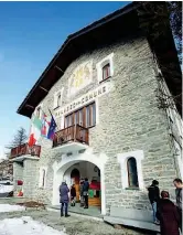  ??  ?? In aula La maestra Marzia Lachello tra i suoi due alunni, Moris e Anna (in alto) e l’esterno del municipio di Ceresole, che ospita l’aula (foto Francesca Lai)