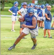  ?? Steven Eckhoff ?? Model’s Joey Samples makes a cut upfield with the ball during a rep at practice recently.