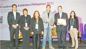  ?? PHOTOGRAPH COURTESY OF AIBP ?? Innovate or be late At the AIBP Conference & Exhibition Philippine­s 2022, Aboitiz Equity Ventures was conferred the ASEAN Enterprise Innovation, Philippine­s award. Receiving the award at the event are (from left) AIBP Director Irza Fauzan Suprapto, Kyndryl Philippine­s Territory Sales Leader Catherine Palma, DICT Undersecre­tary for ICT Industry Developmen­t Jocelle Batapa-Sigue, Aboitiz Data Innovation Chief Executive Officer Dr. David Hardoon, AEV Chief Financial Officer Manuel Lozano, and ADI Head of Artificial Intelligen­ce and Innovation Center of Excellence Dr. Adrienne Heinrich.