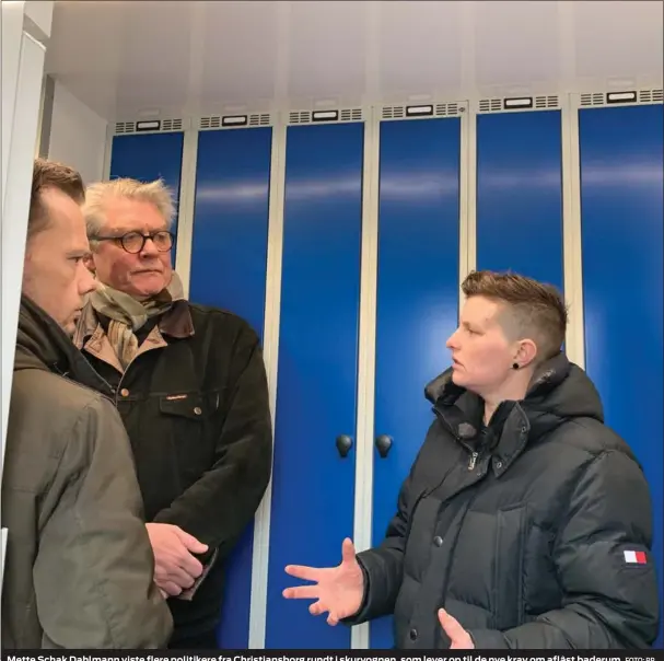  ?? FOTO: PR ?? Mette Schak Dahlmann viste flere politikere fra Christians­borg rundt i skurvognen, som lever op til de nye krav om aflåst baderum.
