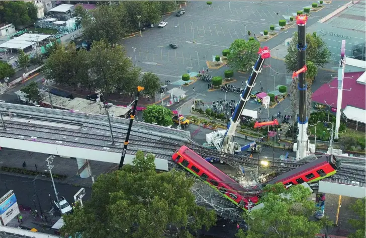  ??  ?? El convoy de la Línea 12 del metro quedó en forma de V tras hundirse el paso levadizo, ayer, en Ciudad de México