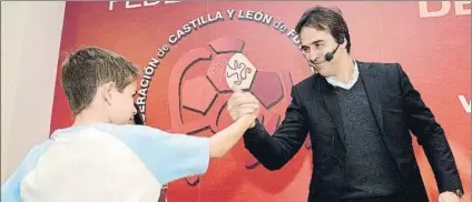 ?? F: EFE ?? Julen Lopetegui choca la mano con un jugador del C.D. Arces durante la charla que el primero ofreció con motivo del 75 aniversari­o del club