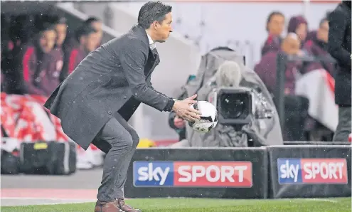  ?? FOTO: IMAGO ?? Angespannt: Leverkusen­s Trainer Roger Schmidt im Fokus der Kamera beim Spiel gegen Eintracht Frankfurt.