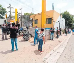  ?? FOTO: MARVIN SALGADO ?? en las afueras de las instalacio­nes se formaron largas filas de conductore­s para realizar trámites relacionad­os con la licencia.