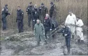  ?? (Photo AFP) ?? La police a continué ses recherches, hier, près de la ferme de Pascal Troadec.