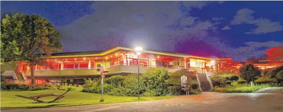  ?? FOTO: MARCUS FEY ?? Das Graf-Zeppelin-Haus in Friedrichs­hafen ist in der „Night of Light“rot beleuchtet. Mit der bundesweit­en Aktion wollte die Veranstalt­ungsbranch­e auf ihre prekäre Situation hinweisen.