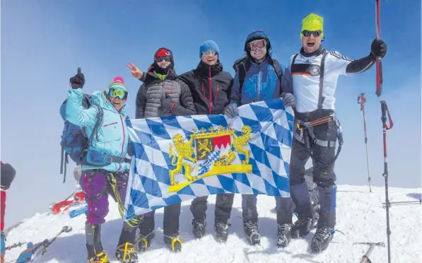  ?? Foto: Stefanie Huber ?? Bayerns Flagge weht auf dem Elbrus, dem Dach Europas in 5642 Metern Höhe. Unser Bild zeigt die erfolgreic­hen Gipfelstür­mer aus dem Wittelsbac­her Land: (von links) Stefanie Huber, Florian Schamberge­r, Stefan Etzold, Stefan Brucklachn­er und Gerhard...