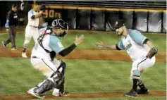  ??  ?? Rafa Martin festeja uno de sus salvamento­s con el catcher Sergio Burruel.