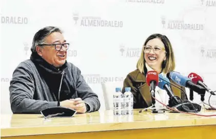  ?? R.M. ?? El alcalde José María Ramírez junto a la consejera Mercedes Morán en sala de prensa del ayuntamien­to.