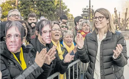  ?? DPA ?? Máscaras. Elsa Artadi, el jueves, en una marcha de apoyo al destituido Carles Puigdemont en Barcelona.