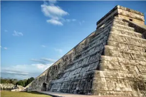  ??  ?? EN OTRAS CULTURAS. Abajo, una vista del templo o pirámide de Kukulkán, en el yacimiento arqueológi­co maya de Chichén Itzá (Yucatán, México).