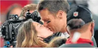  ?? EFE ?? La modelo Gisele Bünchen y el jugador Tom Brady se besan tras la final de la ‘Super Bowl’.