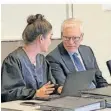  ?? FOTO: ERIC KOLLING ?? Professor Bernhard Schick mit einem seiner Rechtsbeis­tände, Anwältin Sabrina Müller.
