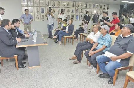  ??  ?? Cuidacoche­s se reunieron ayer con autoridade­s municipale­s y solicitaro­n una prórroga. La Comuna se negó a ceder ante el pedido.