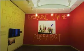  ?? ?? Fram till mitten av januari visar konstmusee­t Louisiana den fascineran­de men också nedslående utställnin­gen om aktivistgr­uppen Pussy Riots kamp i Ryssland.