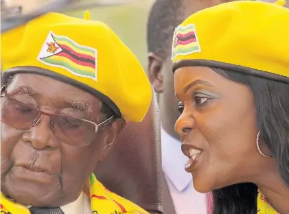  ?? REUTERS ?? Pareja. Robert Mugabe y su esposa Grace, el 8 de noviembre, cuando tenían el poder en Zimbabwe.