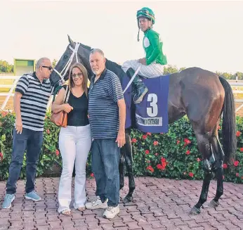  ?? ?? ntras Radhamés Soto, propietari­o de The Queen Gascue (3) besa su ejemplar, el jinete Héctor Hernández, el entrenador José Ronzino y la señora Marcia Hernández posan para Marcelo de La Cruz al ganar la sexta carrera del sábado en el HVC.