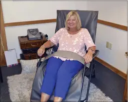  ?? PHOTOS BY SHEENA HOLLAND DOLAN — THE NEWS-HERALD ?? Jan Kopec, a regular user of electromag­netic pulse therapy, receives a treatment session at the grand opening event of 8Minutes to Wellness.