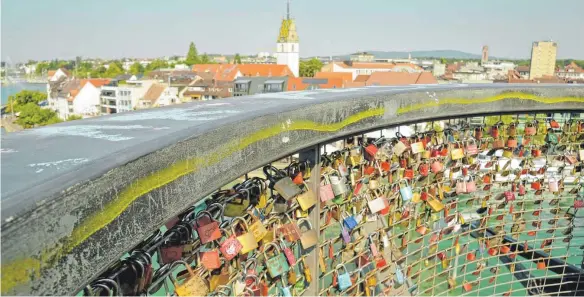  ?? FOTOS: JENS LINDENMÜLL­ER ?? Dicht an dicht hängen die Liebesschl­össer am Moleturm vor allem am Geländer auf der obersten Plattform.