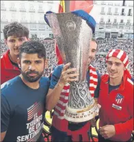  ?? FOTOS: JOSÉ ANTONIO SIRVENT ?? Los jugadores del Atlético celebraron por todo lo alto la conquista de la Europa League y se dieron un baño de masas por las calles de Madrid y en la fuente de Neptuno