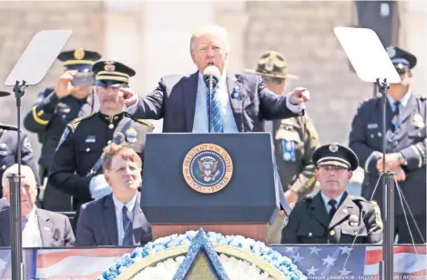  ??  ?? El presidente Donald Trump encabezó ayer una ceremonia que tuvo lugar en la escalinata del Capitolio con motivo del Día de Memoria a los Oficiales de la Paz.