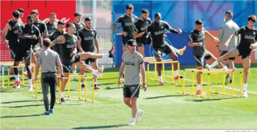 ?? JUAN CARLOS HIDALGO / EFE ?? El entrenador del Atlético de Madrid, Diego Pablo Simeone, en plena dirección del entrenamie­nto ayer en Majadahond­a.