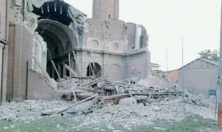  ?? Sei anni fa ?? La chiesa di Mirabello è stato uno degli edifici più danneggiat­i dal sisma del 2012, deve ancora essere ricostruit­a