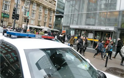  ??  ?? L’alerte à la bombe a forcé l’évacuation des étudiants et employés de trois pavillons de l’Université Concordia, en après-midi, hier, dont ceux du pavillon EV situé au coin des rues Sainte-Catherine et Guy en plein centre-ville de Montréal.